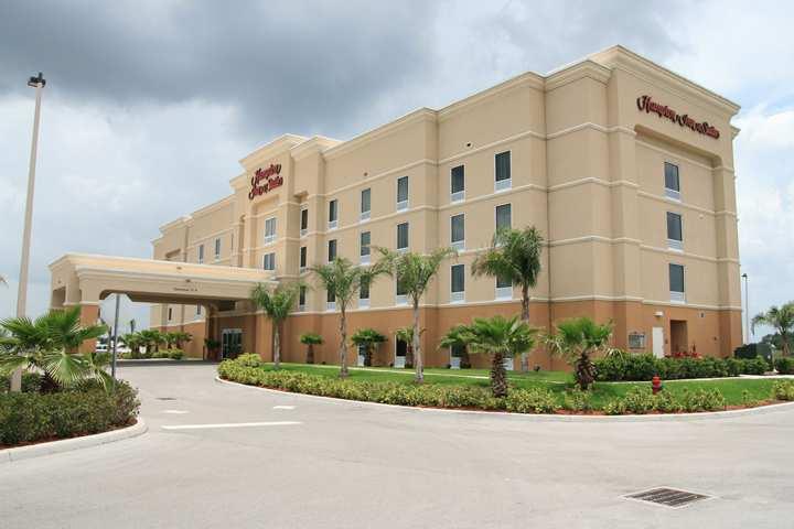 Hampton Inn & Suites Лейк-Уэльс Экстерьер фото